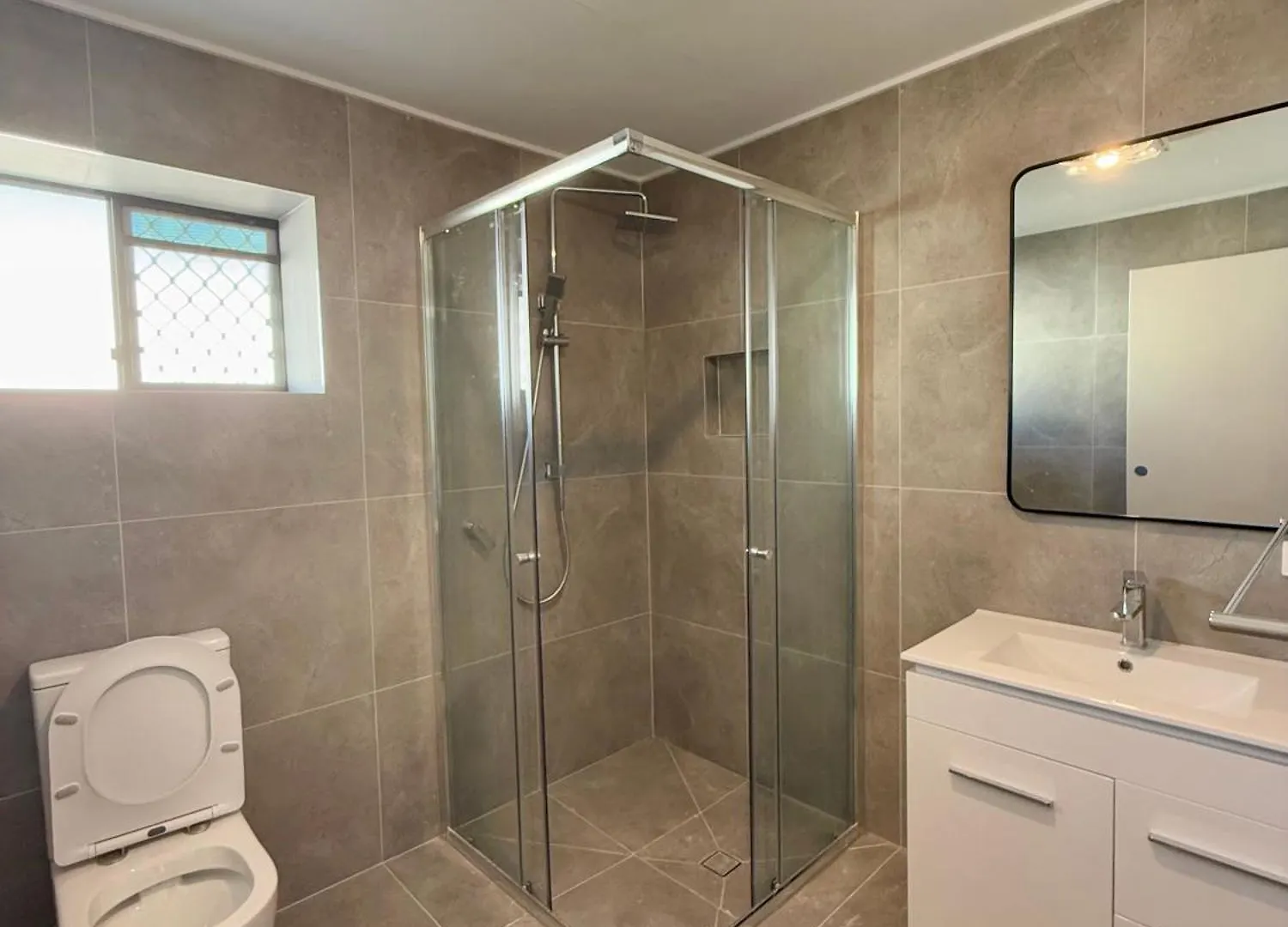 Tanah Merah Comfy Logan - Shared Bathrooms - Individual Room With A Queenbed- Wifi Ac Netflix