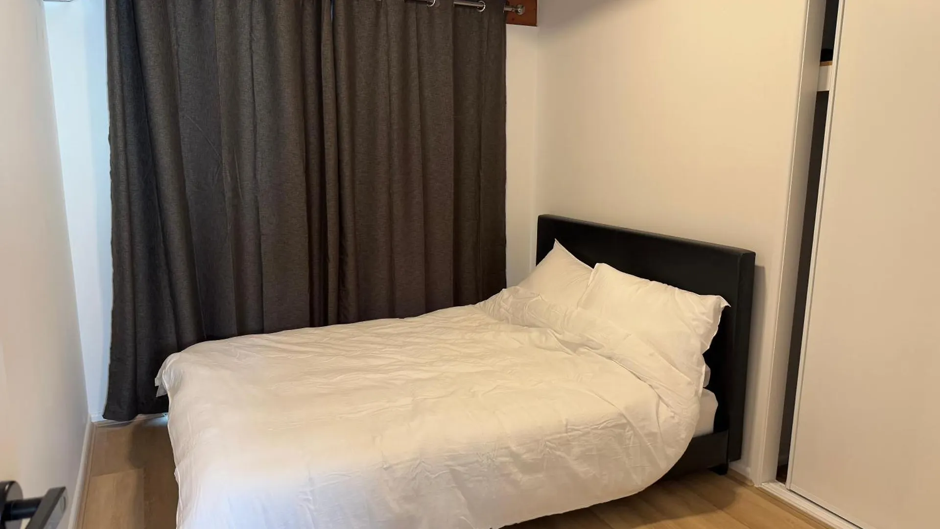Tanah Merah Comfy Logan - Shared Bathrooms - Individual Room With A Queenbed- Wifi Ac Netflix