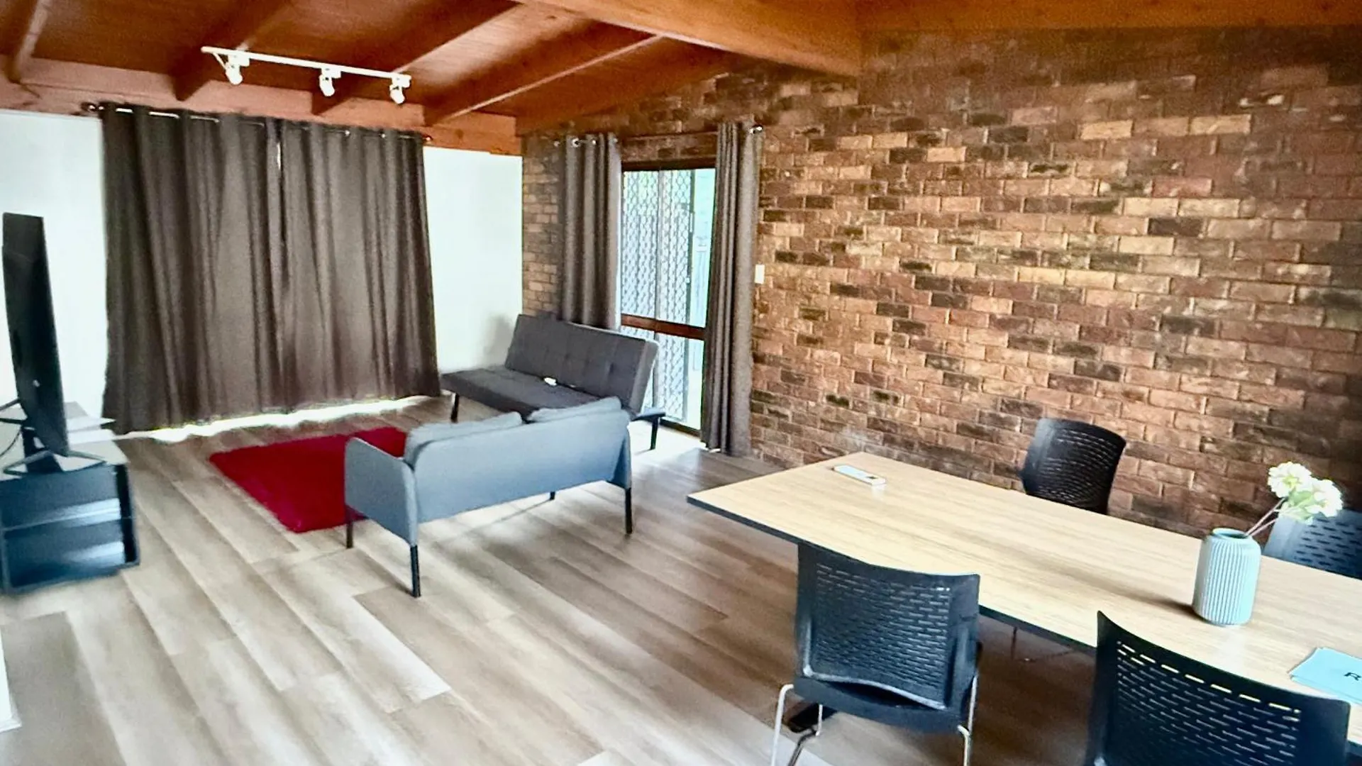 בית הארחה Tanah Merah Comfy Logan - Shared Bathrooms - Individual Room With A Queenbed- Wifi Ac Netflix