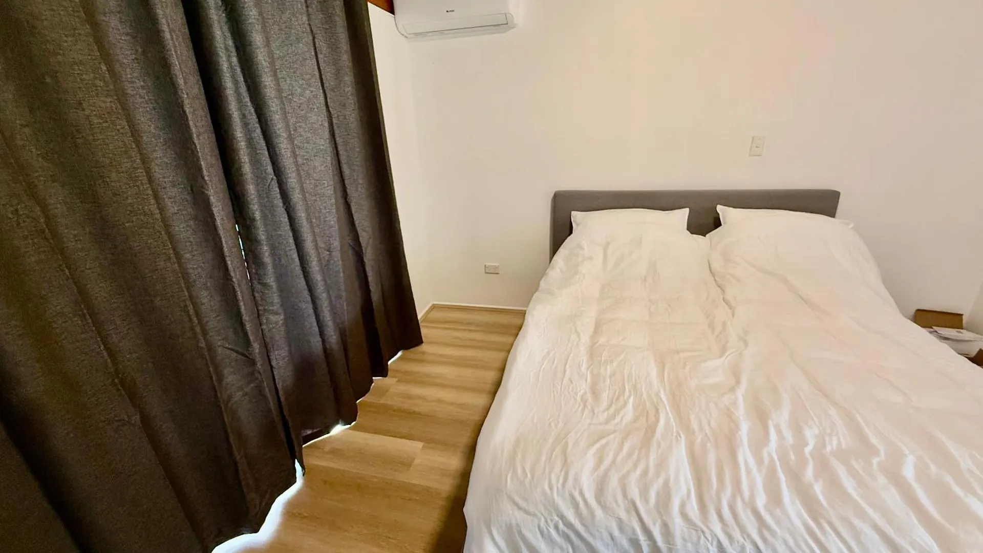 Comfy Logan - Shared Bathrooms - Individual Room With A Queenbed- Wifi Ac Netflix Tanah Merah Pensionat