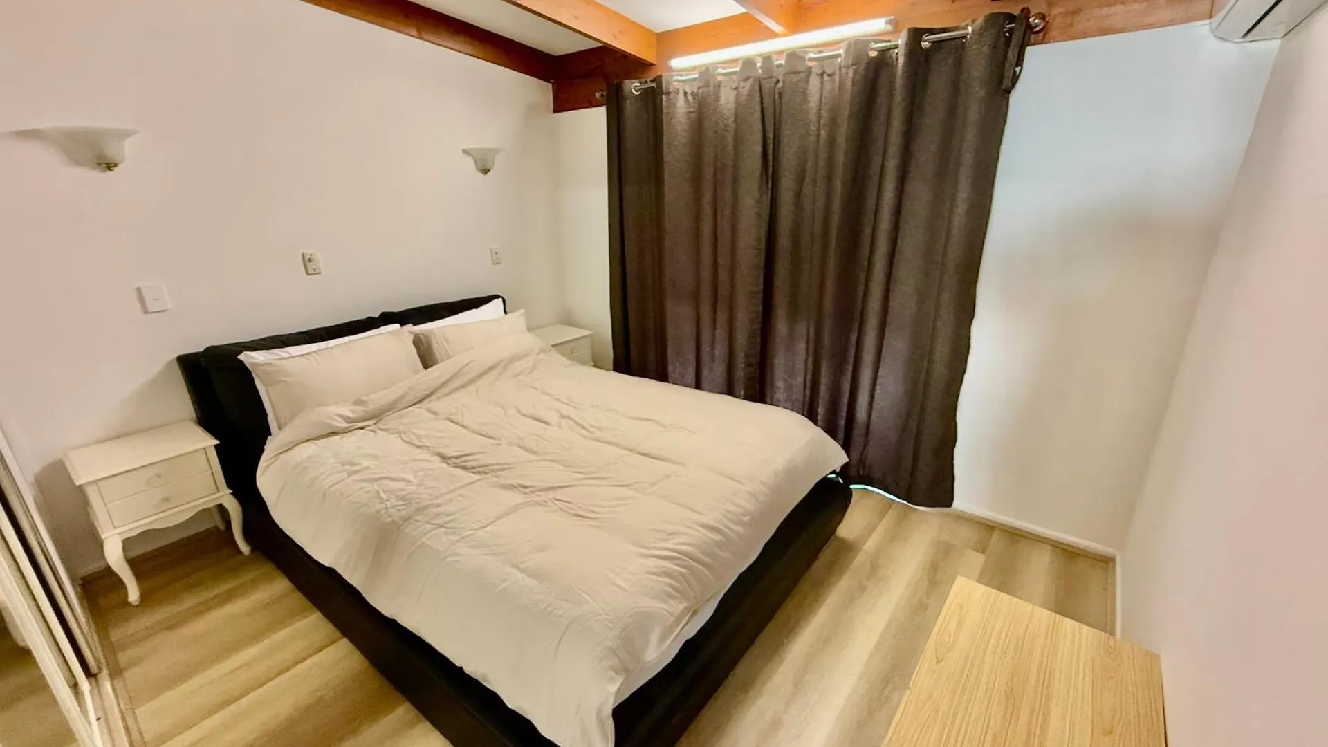 Pensionat Comfy Logan - Shared Bathrooms - Individual Room With A Queenbed- Wifi Ac Netflix Tanah Merah
