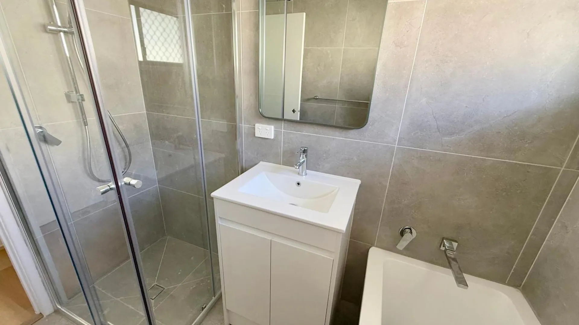 Pensionat Comfy Logan - Shared Bathrooms - Individual Room With A Queenbed- Wifi Ac Netflix Tanah Merah
