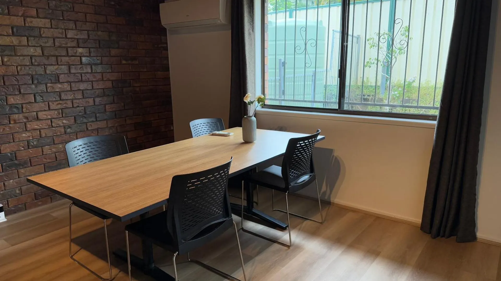 Comfy Logan - Shared Bathrooms - Individual Room With A Queenbed- Wifi Ac Netflix Tanah Merah Pensionat