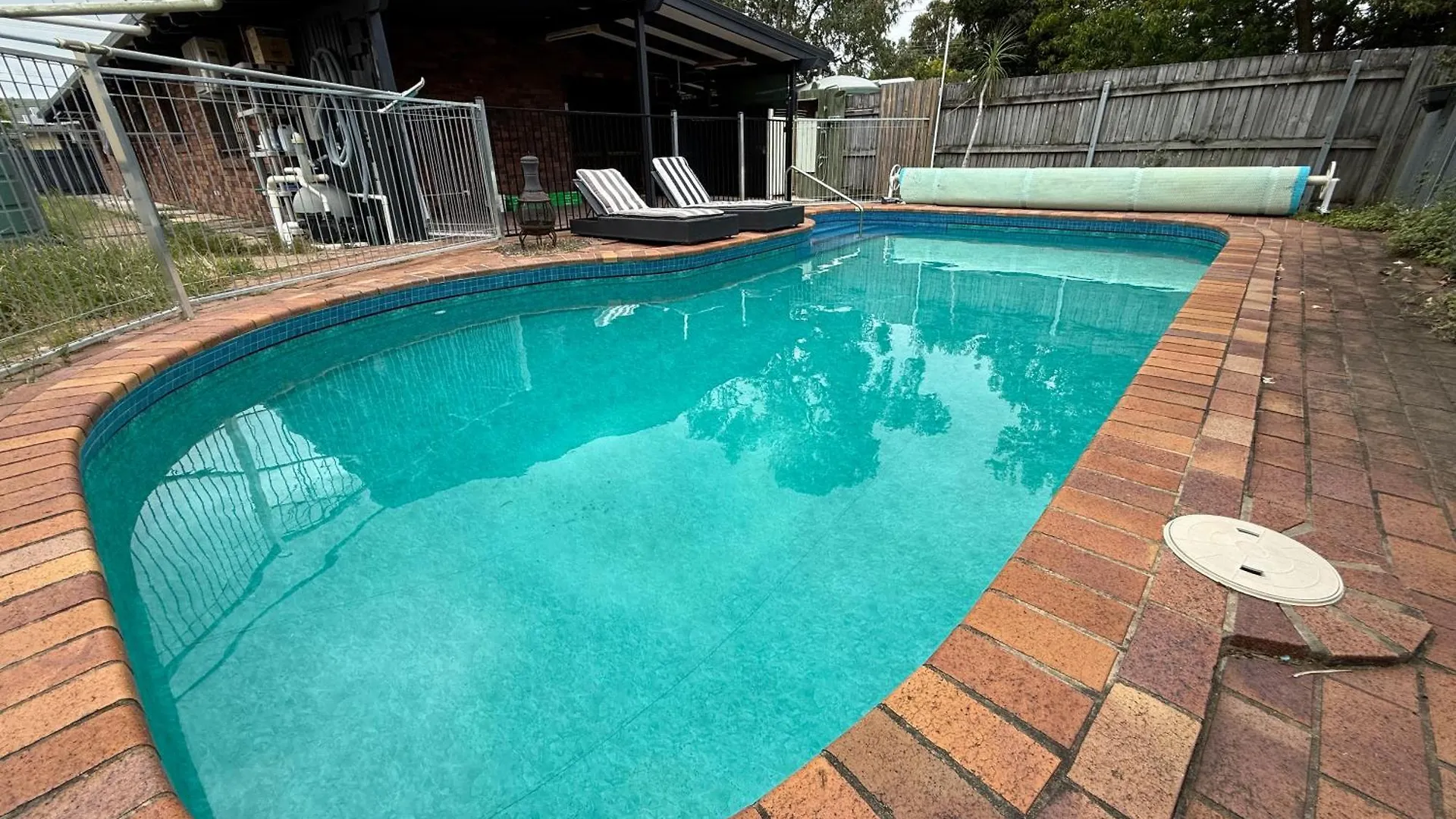 Comfy Logan - Shared Bathrooms - Individual Room With A Queenbed- Wifi Ac Netflix Tanah Merah Pensionat